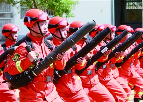 近年来,山东森林草原火灾综合防控和救援能力明显提升。图为在临沂市平邑县森林消防大队,青年消防员在进行训练。新华社发